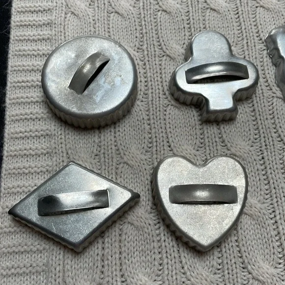 11 VTG cookie cutters. Tin. Holiday, everyday and playing cards. - Picture 3 of 8